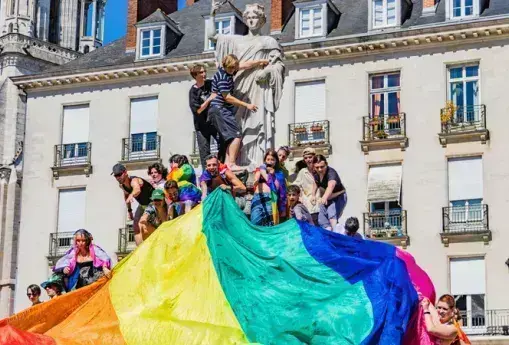 Le drapeau LGBTQIA+ sur la place Graslin