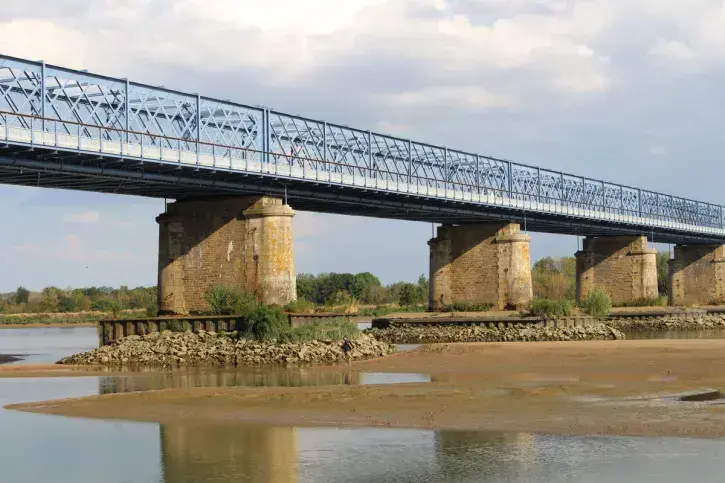 Le pont de Mauve sur Loire