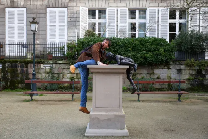 Norman Barreau-Gély face à « l'éloge de la transgression de Philippe Ramette, situé cours Cambronne, à Nantes. 