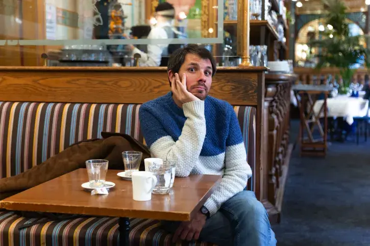 Le comédien et metteur en scène Norman Barreau-Gély attablé à la brasserie La Cigale à Nantes. 