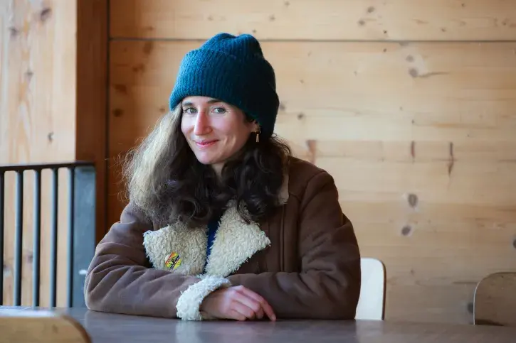 Lucie Sagot-Duvauroux attablée. 