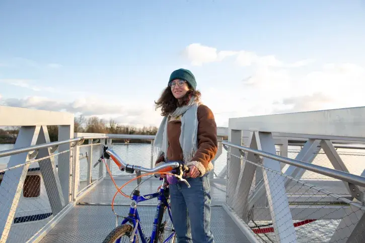 Lucie Sagot-Duvauroux parcourt Nantes avec son vélo. 