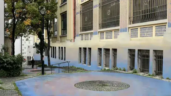 Une peinture bleutée sur la façade des PTT. 