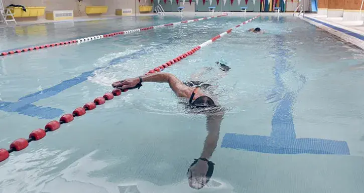 Dans le bassin de la piscine de la Durantière, à Nantes, deux nageurs s'entraînent.