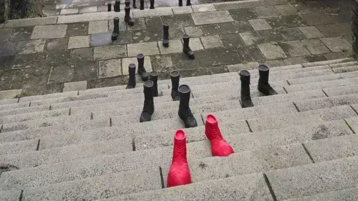 Des sculptures de bottes. 