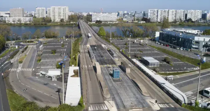 Nantes se confine en mars 2020. Les rues sont désertes, les habitants confinés chez eux pour freiner la propagation du virus Covid.19 et préserver le système de santé public.. La situation est inédite. 