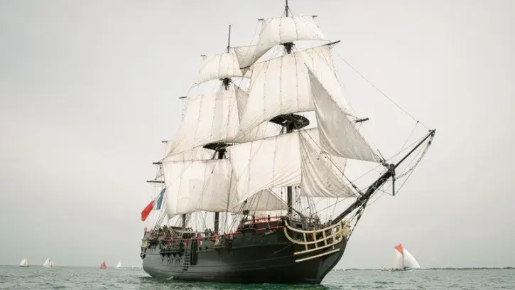 Le bateau Étoiel du roy fend les mers