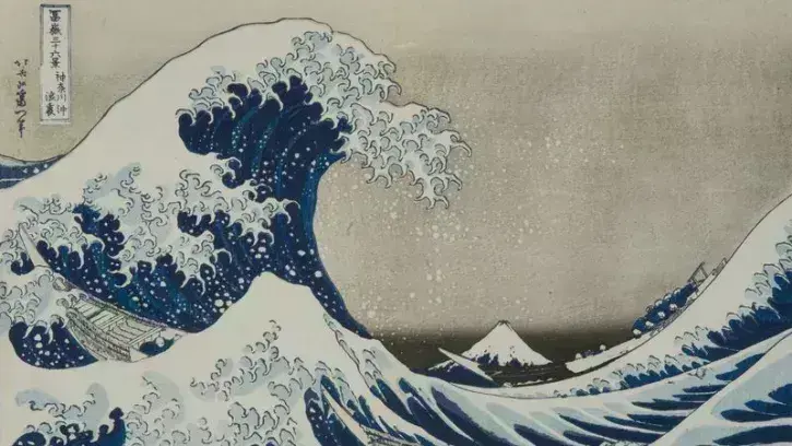 Au premier plan, une grande vague. Au second plan, le Mont Fuji. 