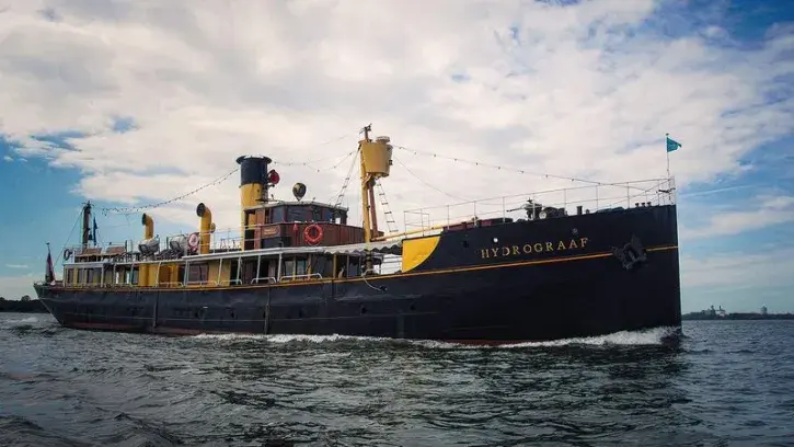 L'Hydrograaf, bateau à vapeur, en train de naviguer. 