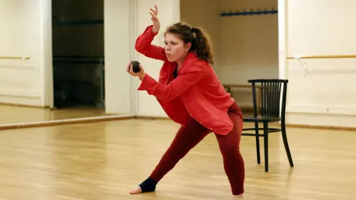 La danseuse Jeanne Borgel s'entraîne dans une salle de danse.