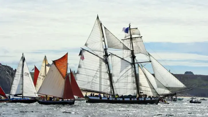 Le bateau La Recouvrance en train de naviguer. 