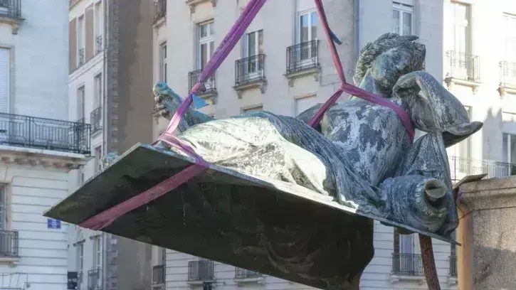 Une statue de la fontaine de la place Royale en train d'être démontée. 