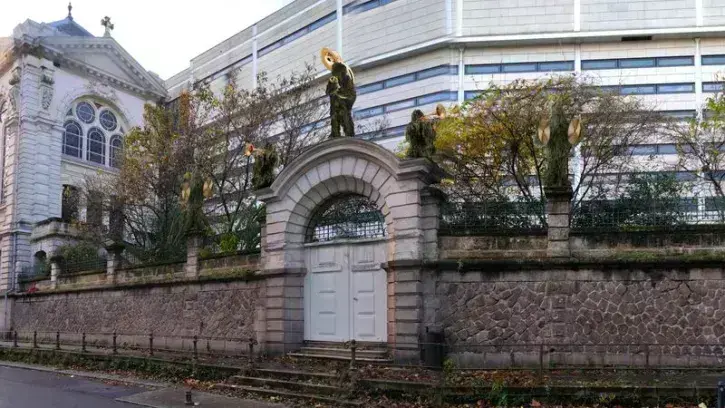 Des petits personnages sont installés le long de la façade du lycée Clémenceau.