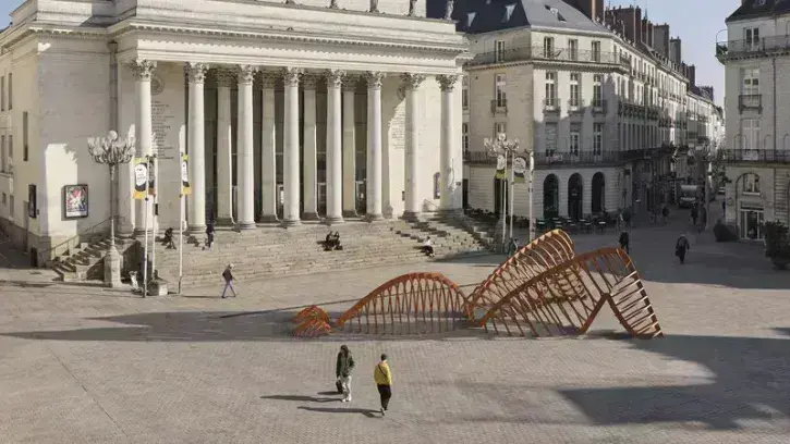 Une sculpture de femme enceinte de 17 mètres de long occupe la palce Graslin. 
