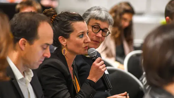 Prise de parole d'une participante au grand débat fabrique de la ville