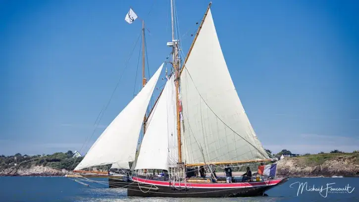Le bateau Saint-Michel II en train de naviguer. 