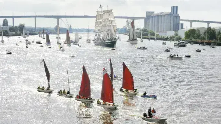 Le Belem sur la Loire, au niveau du pont de Cheviré. 
