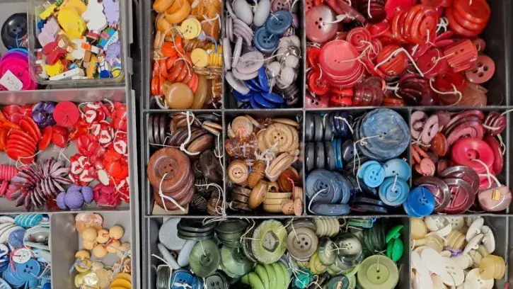 Collection de boutons multicolores.