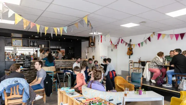La Petite Cure est un café associatif qui préfigure le futur tiers-lieu de la Cure de Doulon.