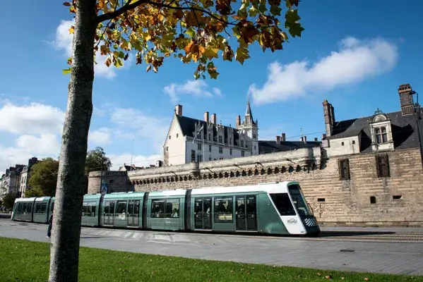 image Le nouveau tram sur les rails