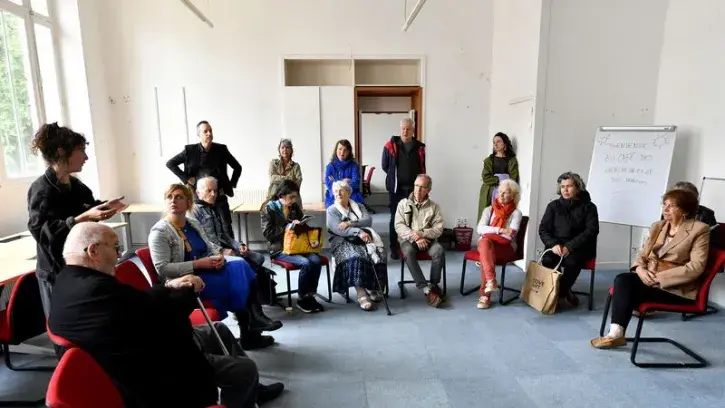 Du public installé dans les bureaux partagés aménagé au premier étage de l'ancienne école d'arts.