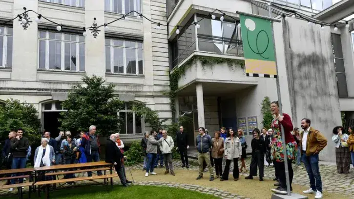 Du public participe au temps festif organisé pour la réouverture de l'ancienne école des beaux-arts de Nantes.