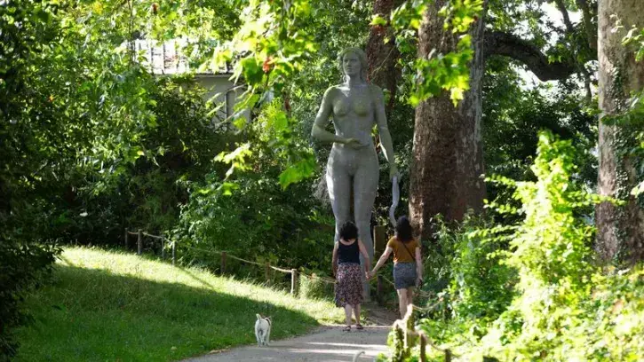Des promeneuses sous les platanes de la Persagotière, près de la Sèvre à Nantes.