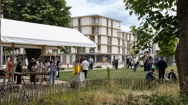 Des personnes participent au temps d'accueil des nouveaux habitants du quartier de la caserne Mellinet, samedi 14 juin.