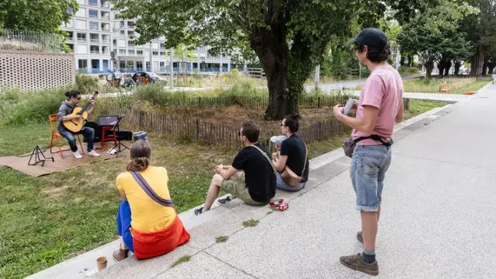 Des habitants écoutent un concert dans les jardins du nouveau quartier Mellinet à Nantes.