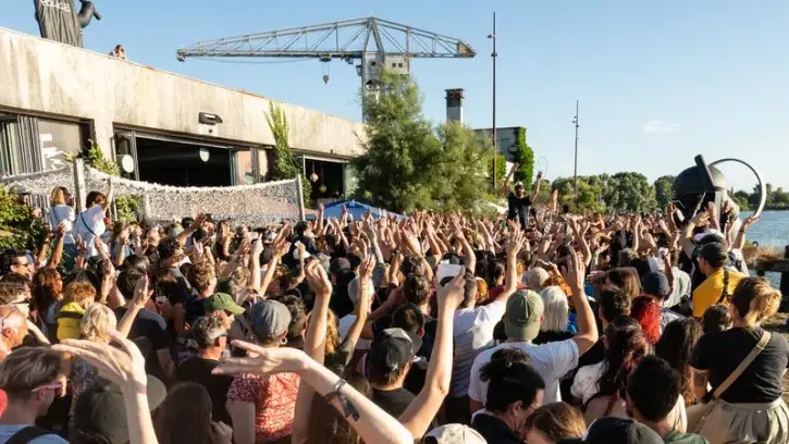Un groupe joue de la musique devant le bar le Ferrailleur