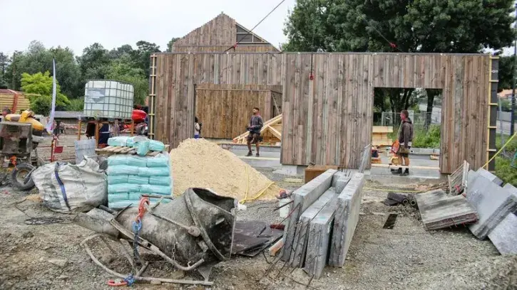 Une maison en bois en cours de construction.