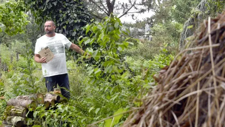 Un jardinier de la Ville de Nantes montre des aménagements réalisés pour favoriser la biodiversité.
