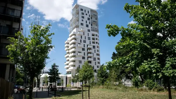 Une tour d'habitation végétalisée dans le quartier du Pré-Gauchet, à Nantes.