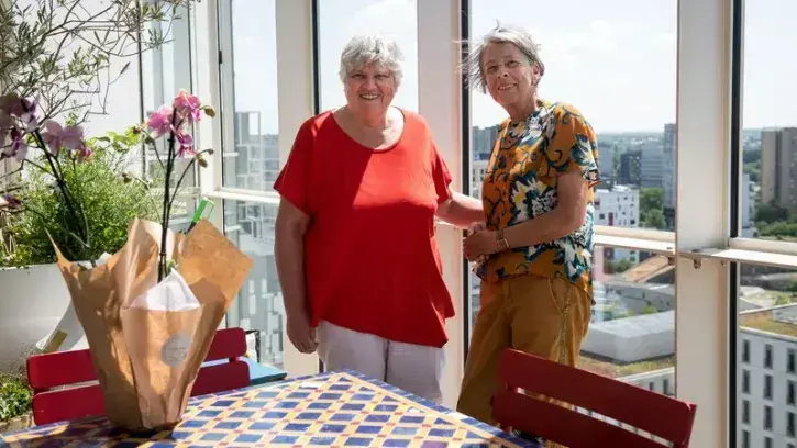 Des habitantes dans leur appartement au 17e étage de la résidence Duo des Cimes dans le quartier du Pré-Gauchet à Nantes.