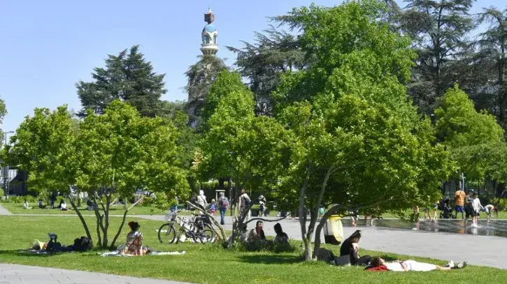 Des personnes profitant de la fraîcheurs des abords du Miroir d'eau, à Nantes.