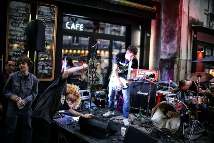 Des musiciens en train de jouer de la musique au Chien Stupide. 