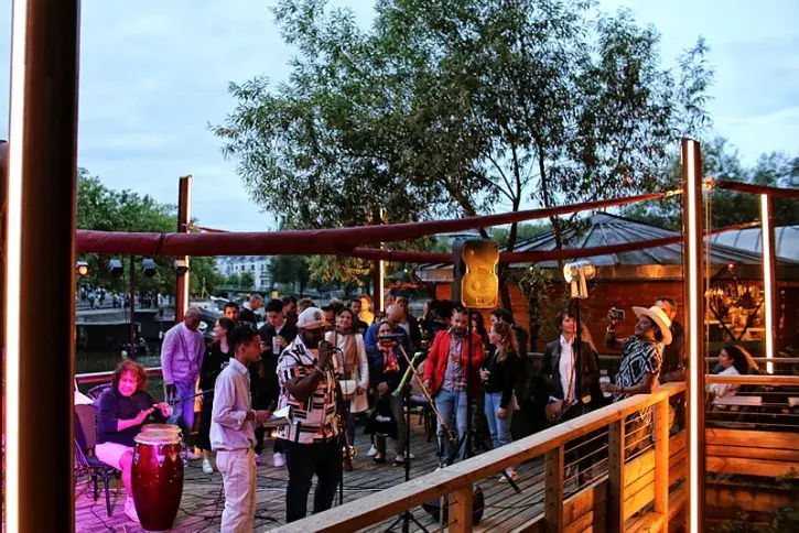 Des musiciens en train de jour au bar du Bateau-Lavoir. 
