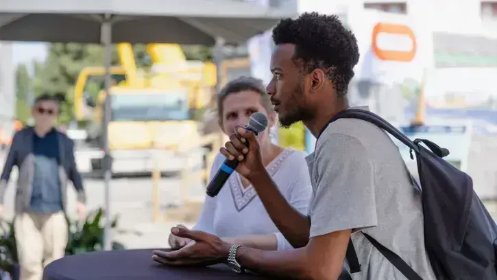 Un jeune raconte son parcours lors de la visite de la résidence sociale