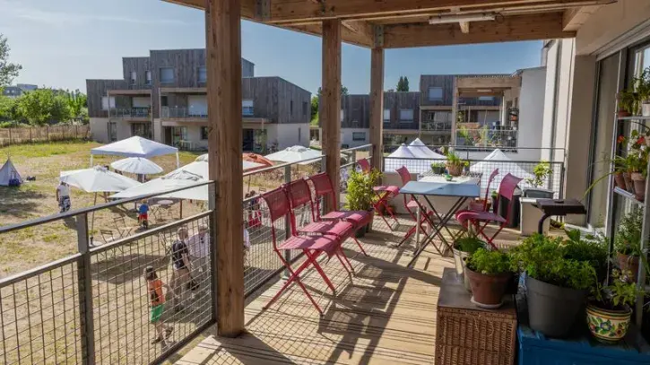 Une terrasse dans le hameau Marvingt, nouvel habitat intergénérationnel à Nantes.