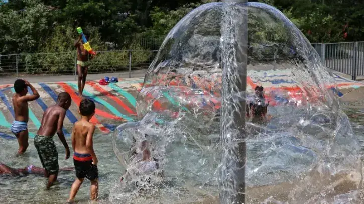 Des enfants se rafraîchissent dans les jeux aquatiques du Clos Toreau à Nantes Sud.
