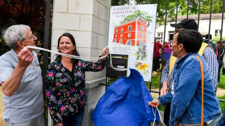 Johanna Rolland dévoile la plaque de la Maison de l'apiculture.
