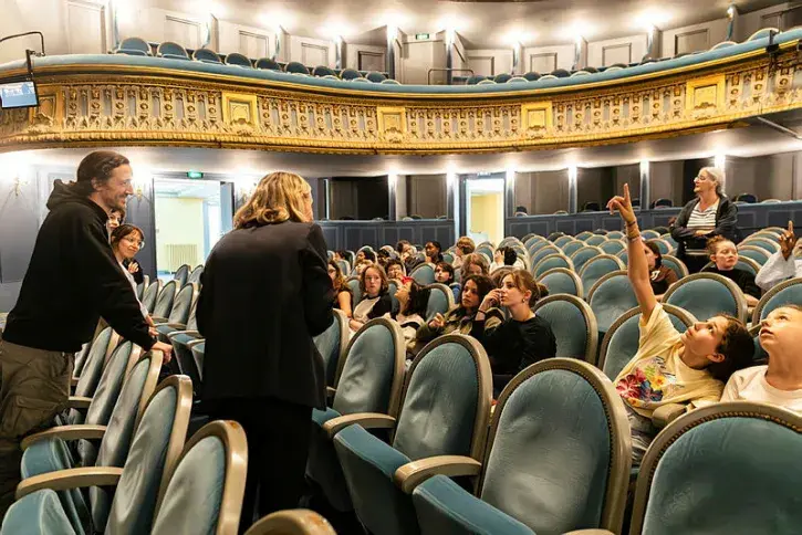 Des collégiens au théâtre Graslin. 