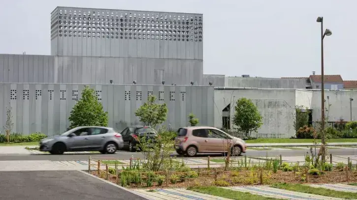 Des voitures stationnées sur les nouveaux aménagement devant le centre Baptiste-Marcet à Bouguenais.