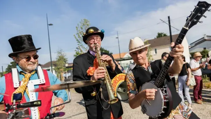 Une fanfare pour l'inauguration de la place de la Chapelle, à Bouguenais.