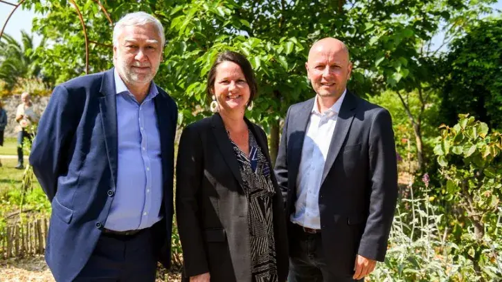 Les élus Johanna Rolland, Jean-Sébastien Guitton et Ronan Dantec au milieu de la végétation du parc du Grand-Blottereau.
