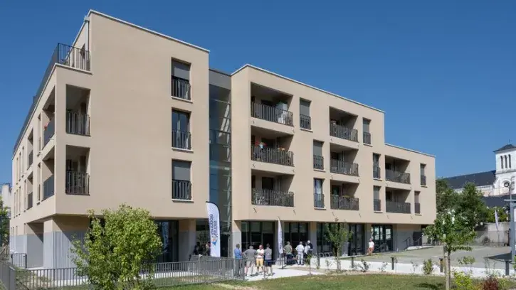 Une résidence de logements entouré d'espaces verts.