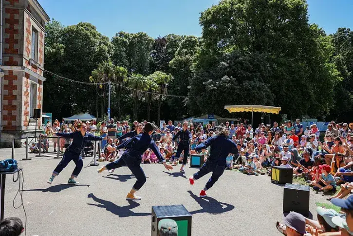 Des artistes de théâtre de rue se produisent au parc de la Gaudinière.