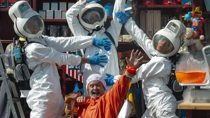 Des comédiens de la compagnie Royal de Luxe. 