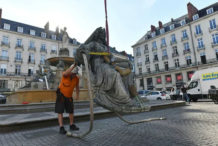 Une statue de la palce Royale est en train d'être démontée. 