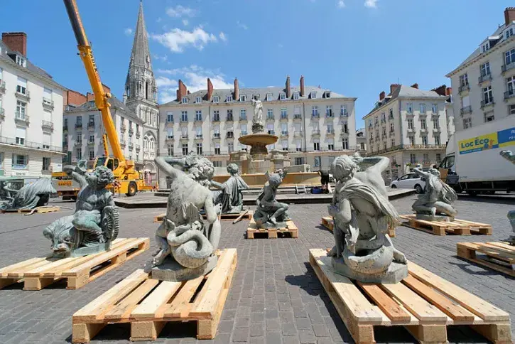 Les statues de la fontaine de la place Royale sont exposées sur la palce. 